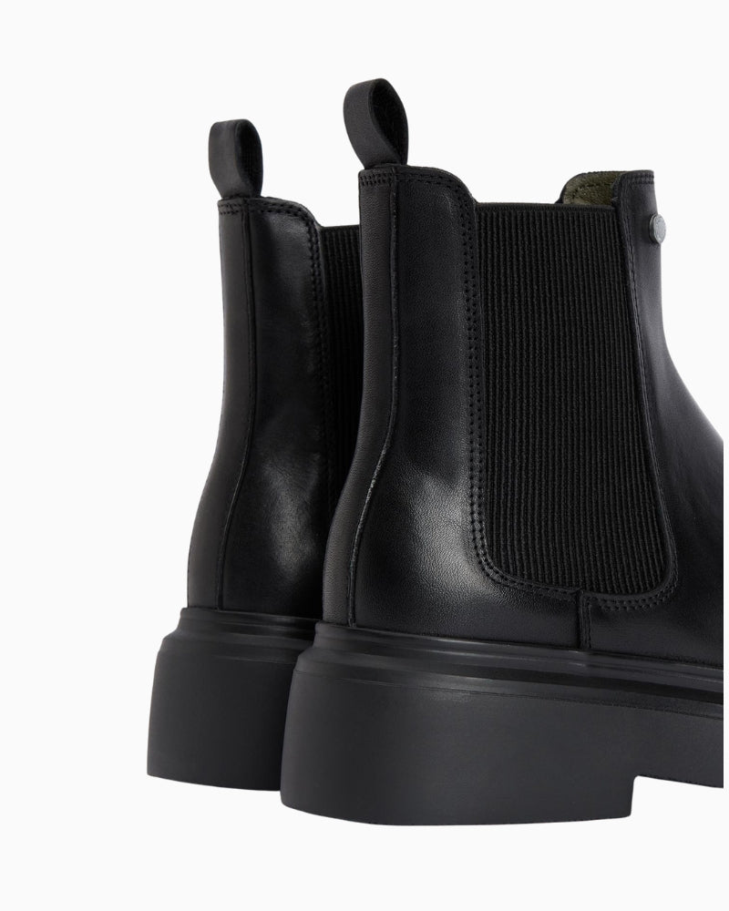 Closed-up of elasticated gusset on Barbour Celina black boots