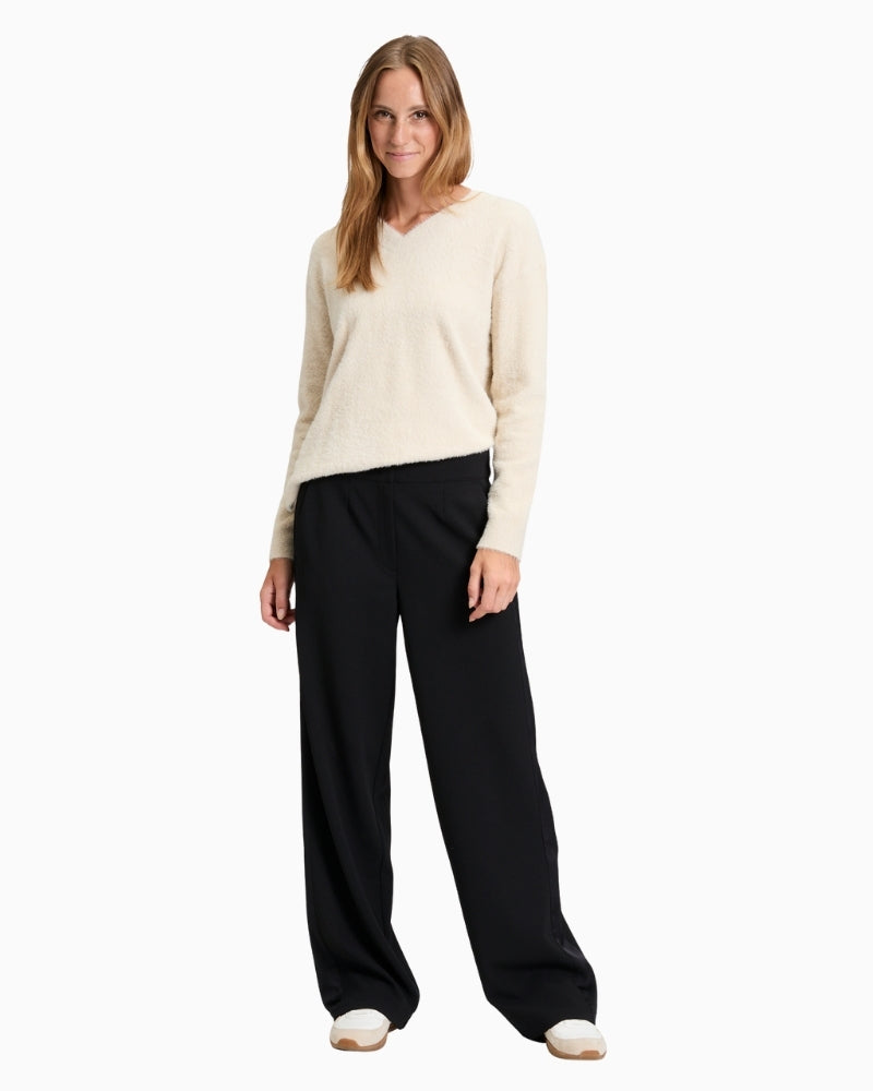 Plain knit V-neck jumper by Betty Barclay in soft polyamide blend
