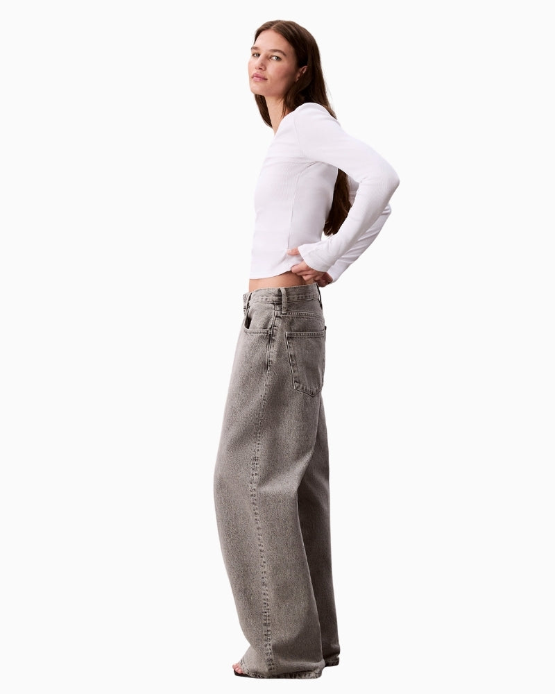 Side profile of women’s white scoop neck fitted shirt