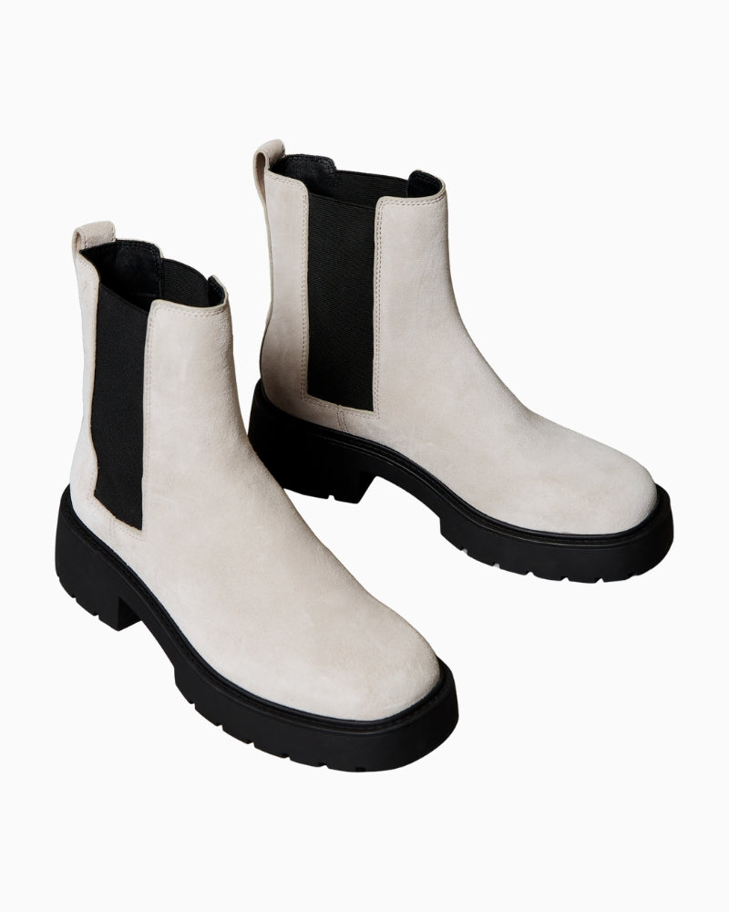 Front side profile showing elastic panel and leather structure