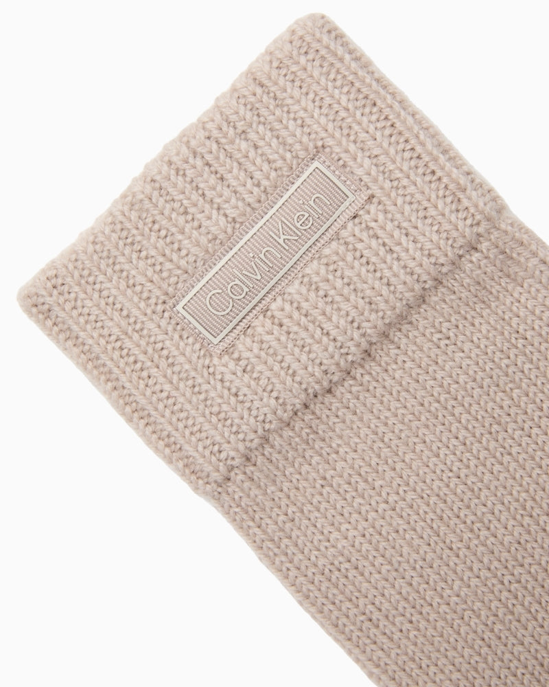 Close-up of Calvin Klein knitted gloves in grey wool with soft cashmere and branded patch detail
