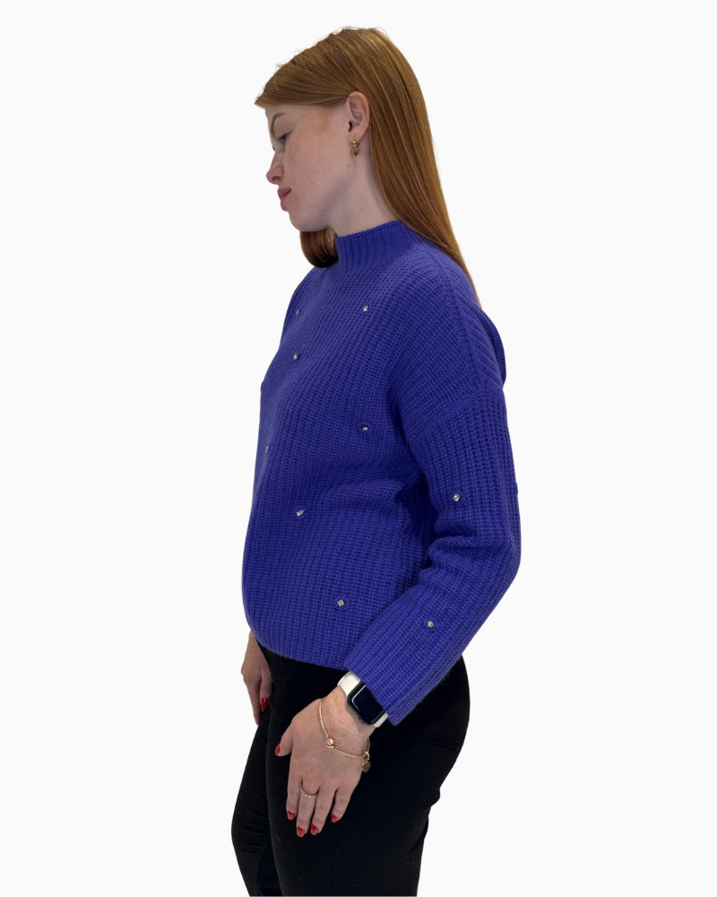 Side view of the lightweight viscose fabric on the purple Faber Woman top