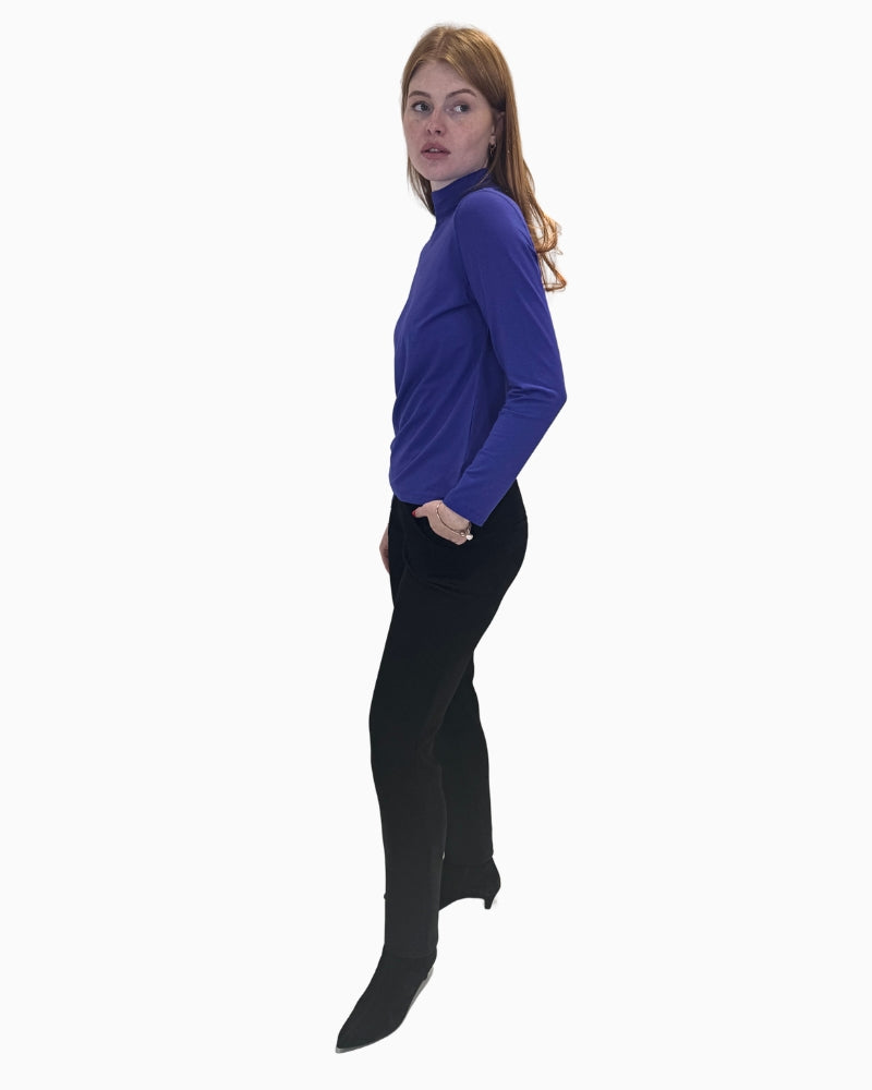 Side profile of the model wearing Faber Woman pull-on trousers with a blue top