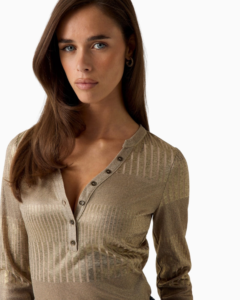 Guess metallic knit top gold close-up metallic fabric detail – Áines Boutique