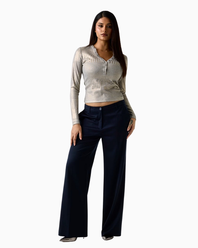 Guess metallic effect knit top silver paired with jeans – Áines Boutique