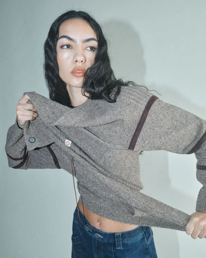 Close-up of velvet tape and ribbed elbow retro details