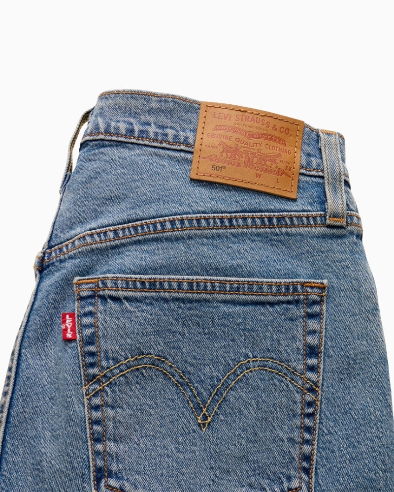 Close-up of Levi’s 501 denim shorts fabric and button fly detail – Áines Boutique