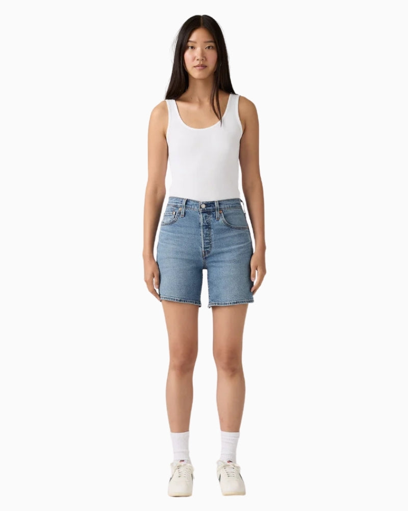 Woman wearing Levi’s 501 Original mid-thigh shorts, full outfit model view – Áines Boutique
