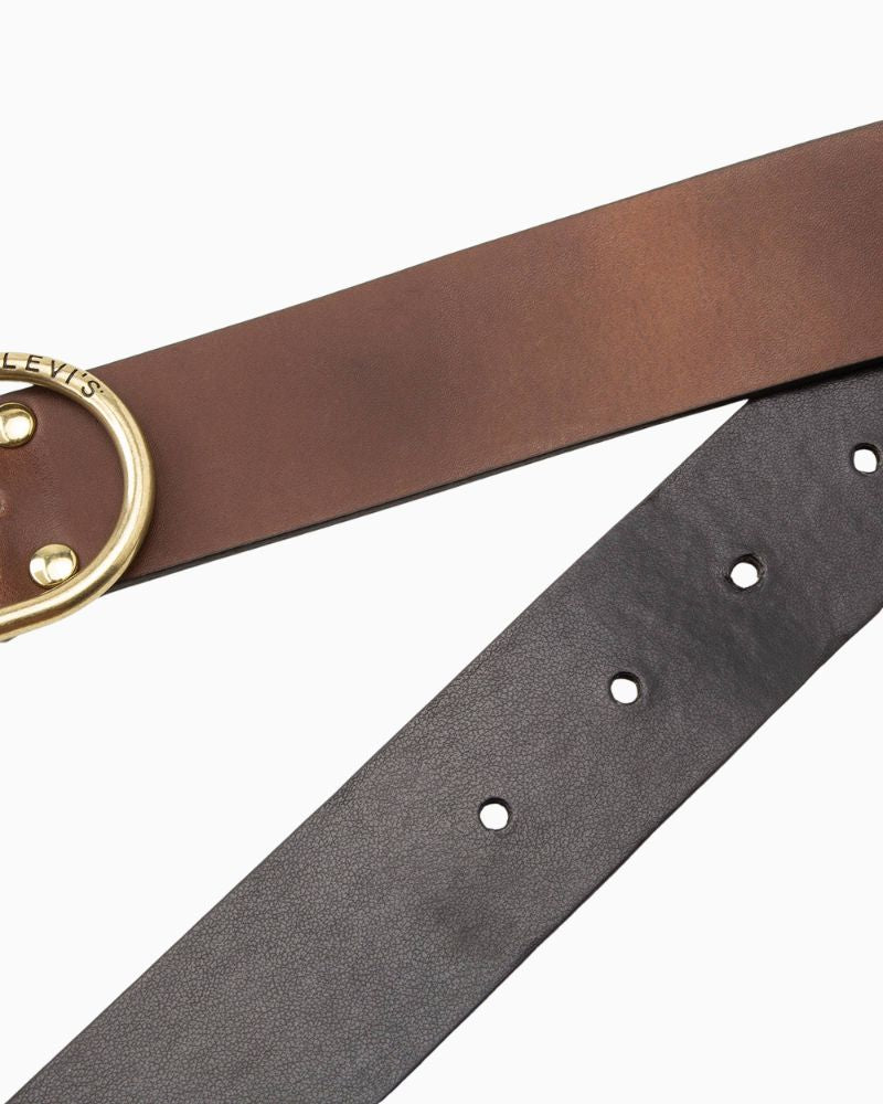 Close-up of Levi’s Arlethe Belt showing buckle and smooth leather texture