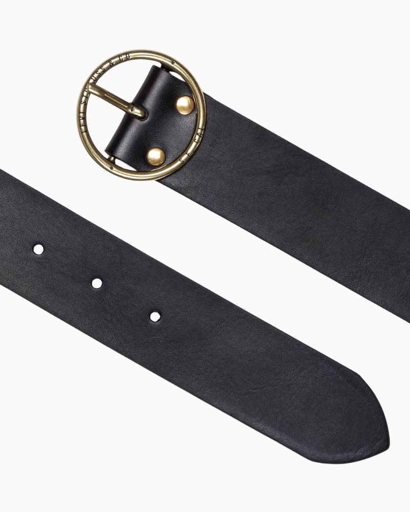 Close-up of Levi’s genuine leather belt showing ring detail and smooth texture