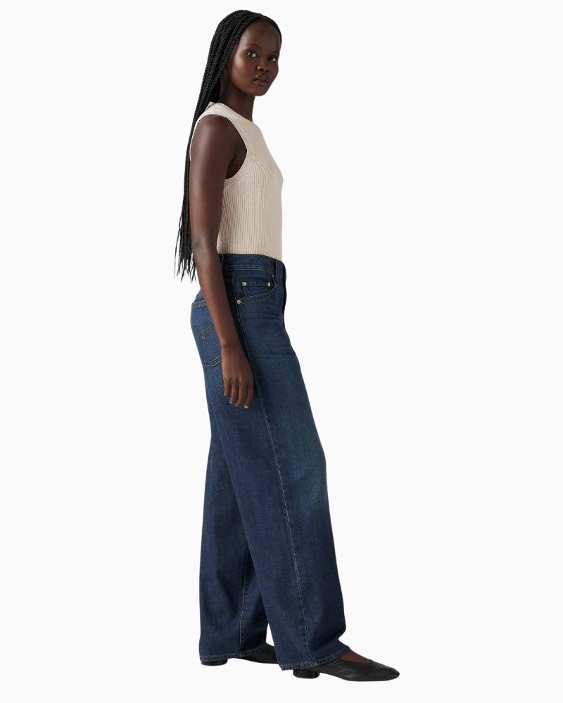Side view of Levi’s loose-fit jeans showing relaxed shape and breathable linen blend