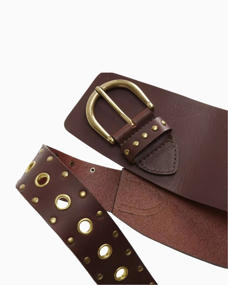 Close-up of Levi’s Buckle Up belt buckle and leather texture – Áines Boutique