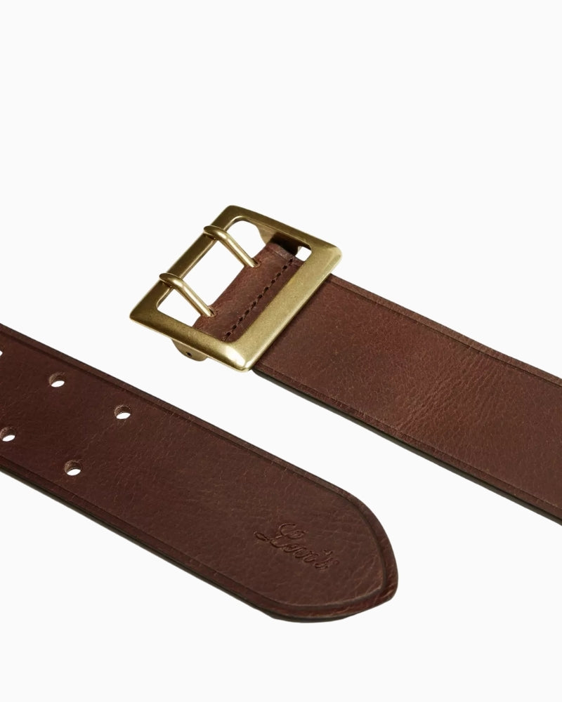 Close-up of Levi’s Frankie belt buckle and leather texture – Áines Boutique