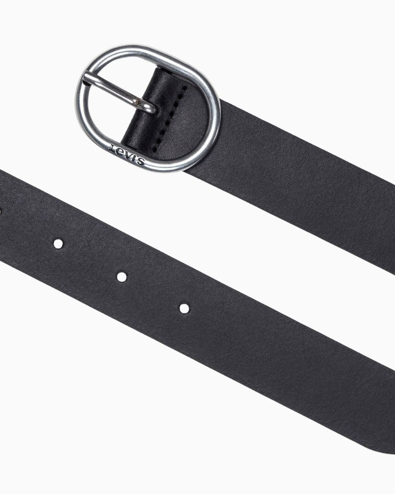 Close-up of Levi’s genuine leather belt showing classic 30mm width and buckle detail