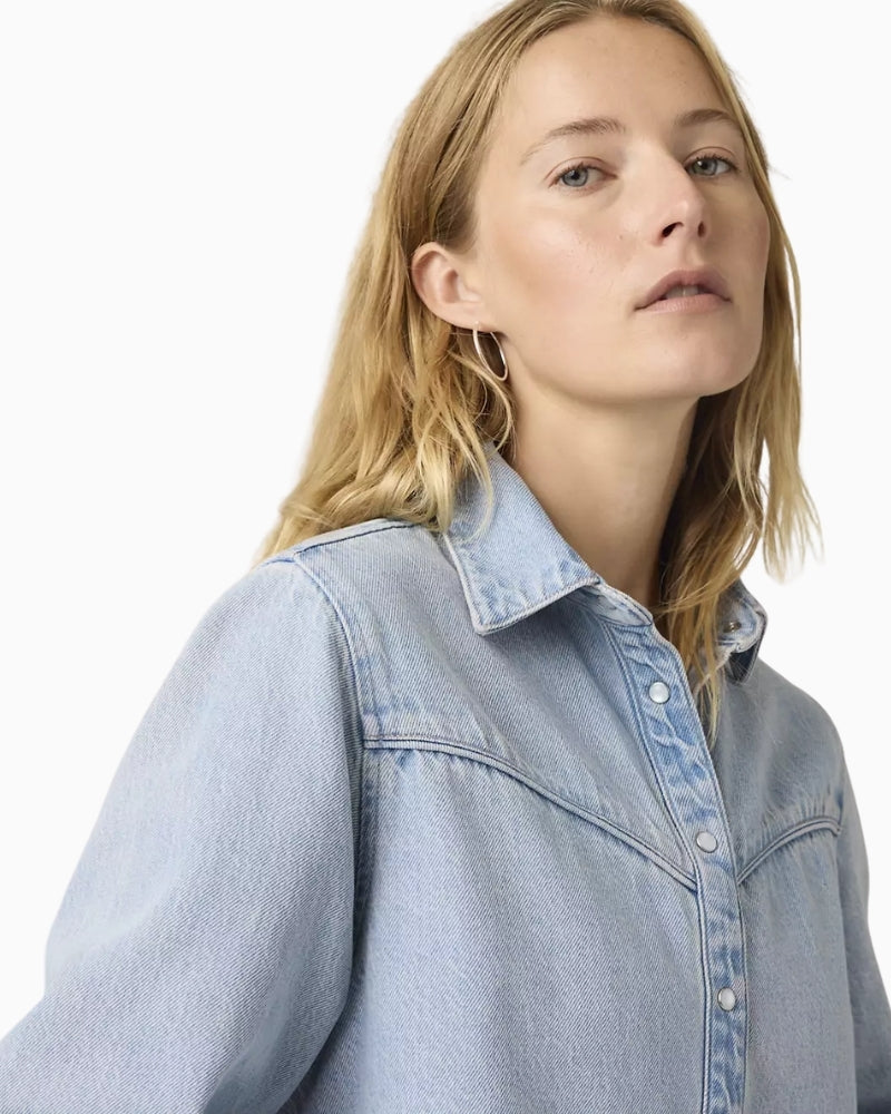 Close-up of Levi’s Logan shacket denim fabric and collar detail – Áines Boutique