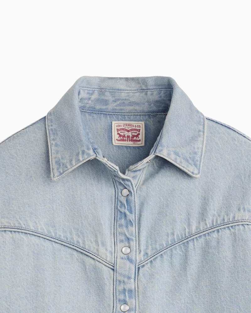 Close-up of Levi’s Logan shacket denim fabric and collar detail – Áines Boutique