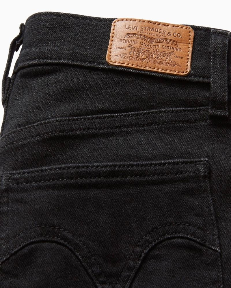 Close up view Levi’s Retro High Skinny Jeans in blue stretch denim with high waist and curved back pockets