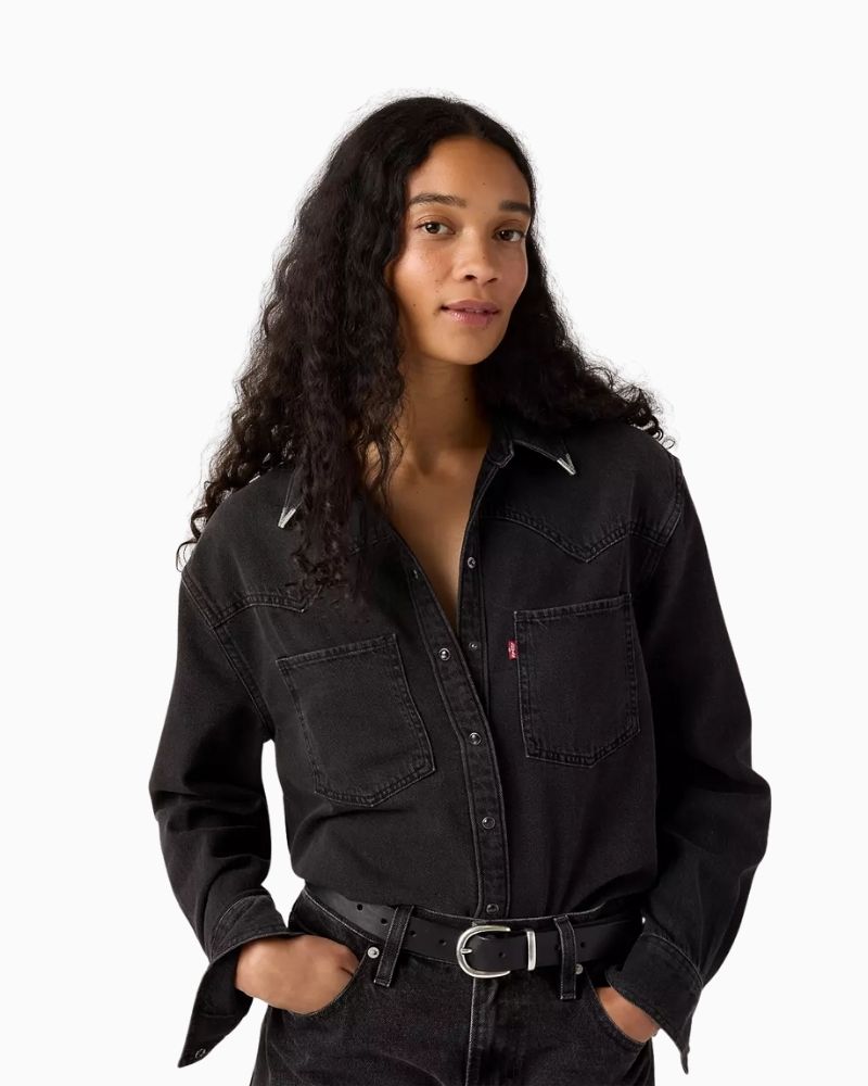 Close up of Levi’s Teodora western shirt in soft denim with snap buttons and chest pockets