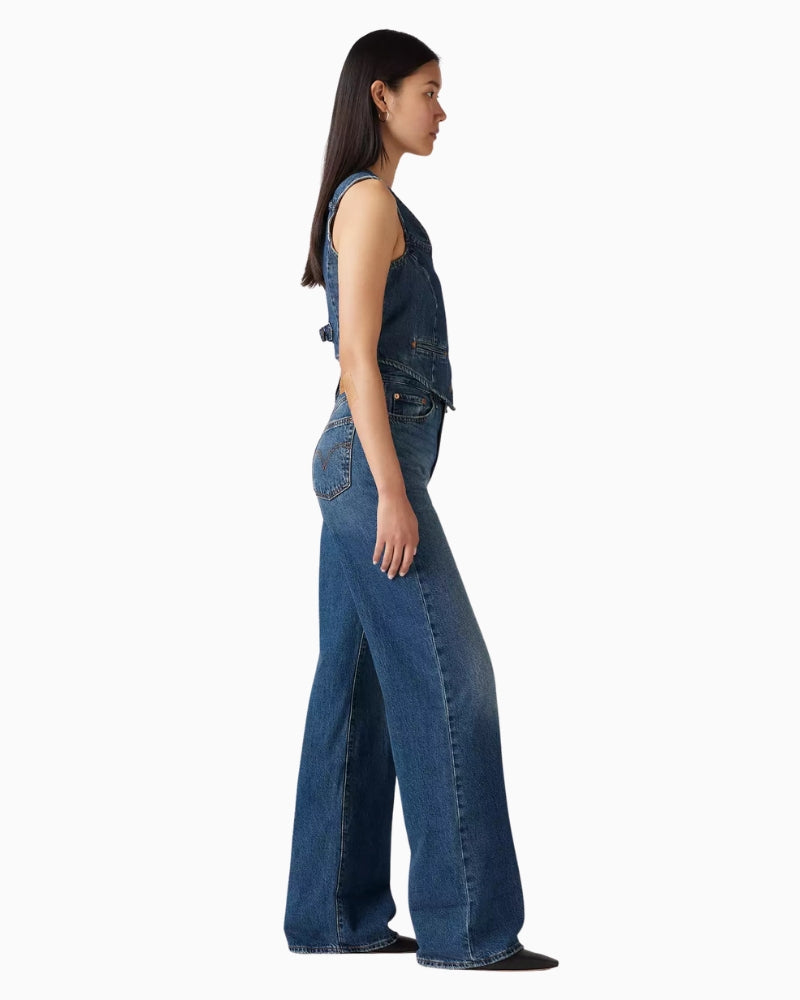 Woman wearing Levi’s Ribcage wide leg jeans dark wash, side view – Áines Boutique
