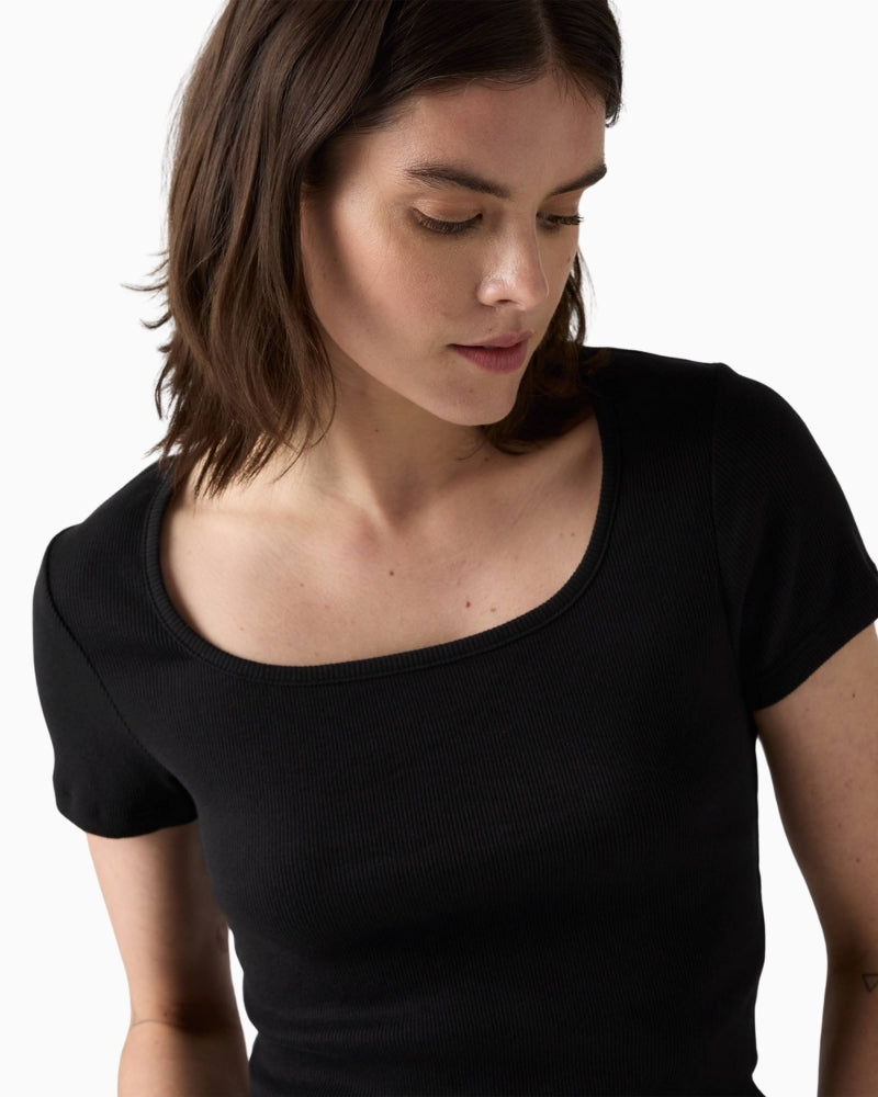 Levi’s Essential Square Neck Tee square neckline detail – Áines Boutique