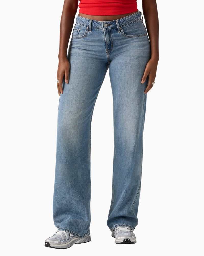 Levi’s Low Loose Jeans woman wearing jeans front view – Áines Boutique