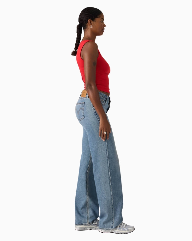 Levi’s Low Loose Jeans woman wearing jeans side view – Áines Boutique