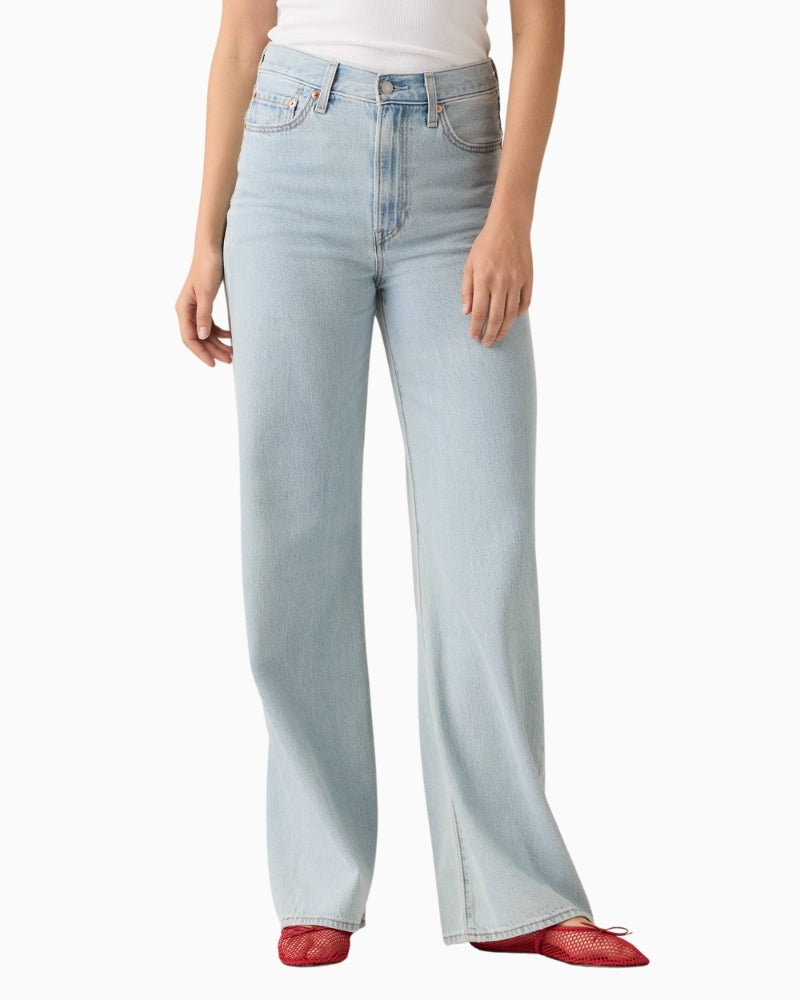 Levi’s Ribcage Wide Leg Jeans woman wearing jeans front view – Áines Boutique