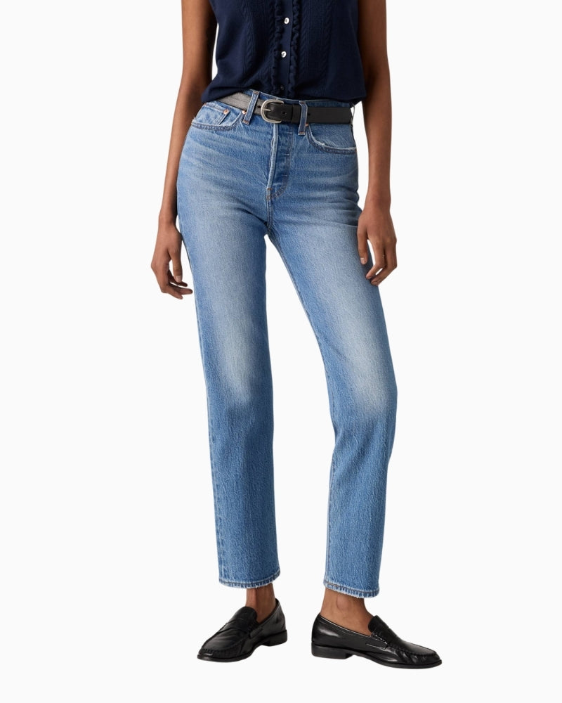 Levi’s Wedgie Straight Ankle Jeans woman wearing jeans front view – Áines Boutique