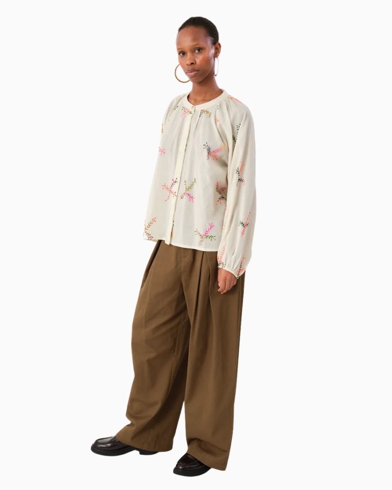 Lollys Laundry Hailey shirt in cream with warm-toned embroidery and stand-up collar