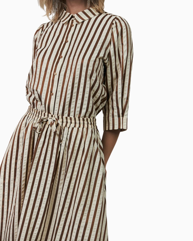 Woman wearing Lollys Laundry Bonoll shirt Dark Mokka side angle view – Áines Boutique