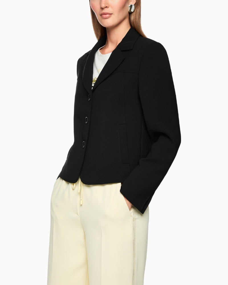 Straight-cut blazer in black with tailored details and side pockets