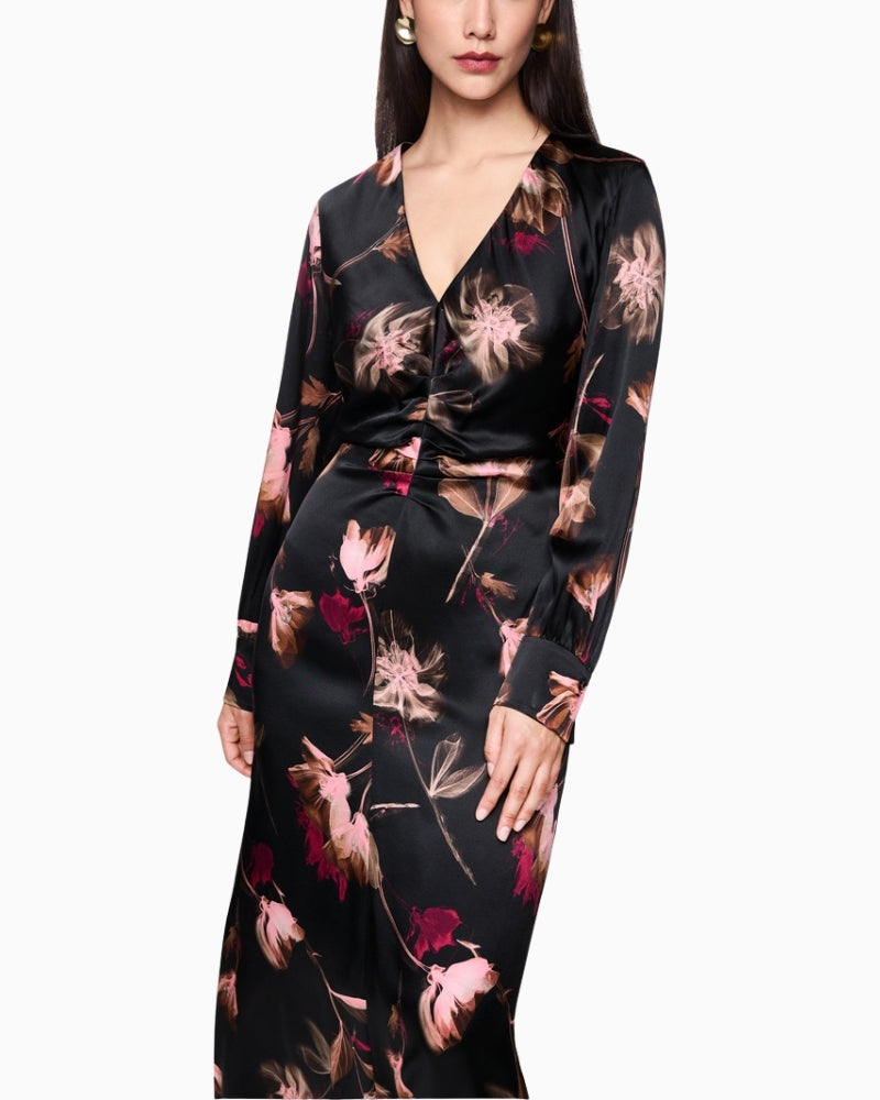 Cuffed sleeves detail and gathered waist