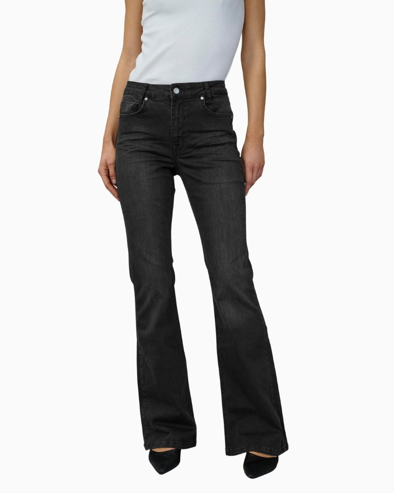 My Essential Wardrobe Dekota high bootcut jeans front view on woman – Áines Boutique