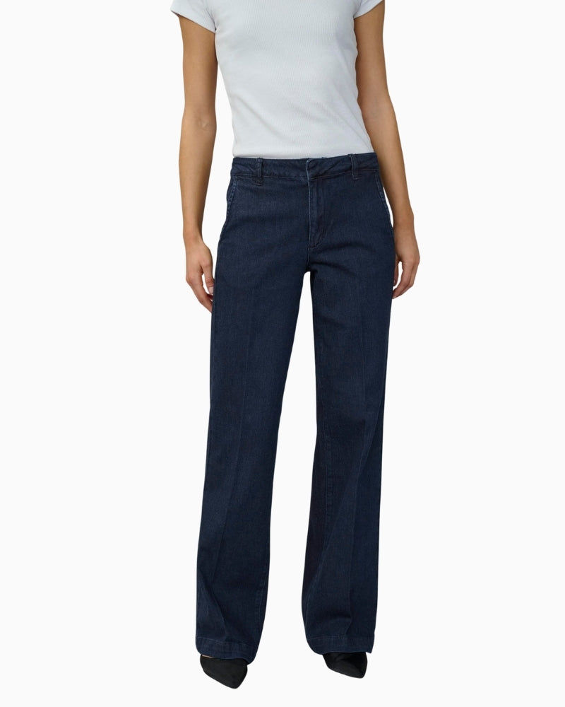 My Essential Wardrobe Lara 115 wide leg jeans front view on woman – Áines Boutique