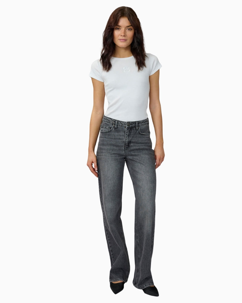 Full outfit styled with LOUIS jeans, white blouse and trainers for a casual daytime look