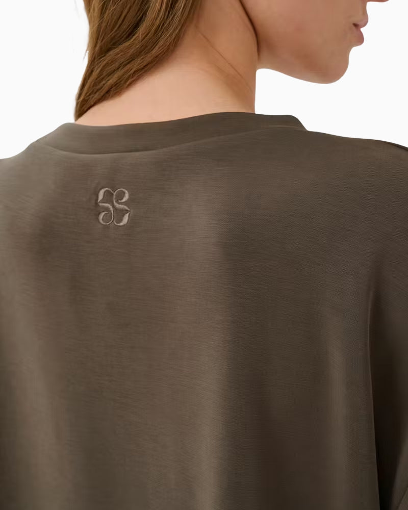 My Essential Wardrobe HelleMW T-shirt brown neckline detail
