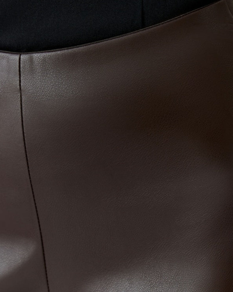 Close-up of bonded fabric and elastic waistband on Oui Chasey leggings