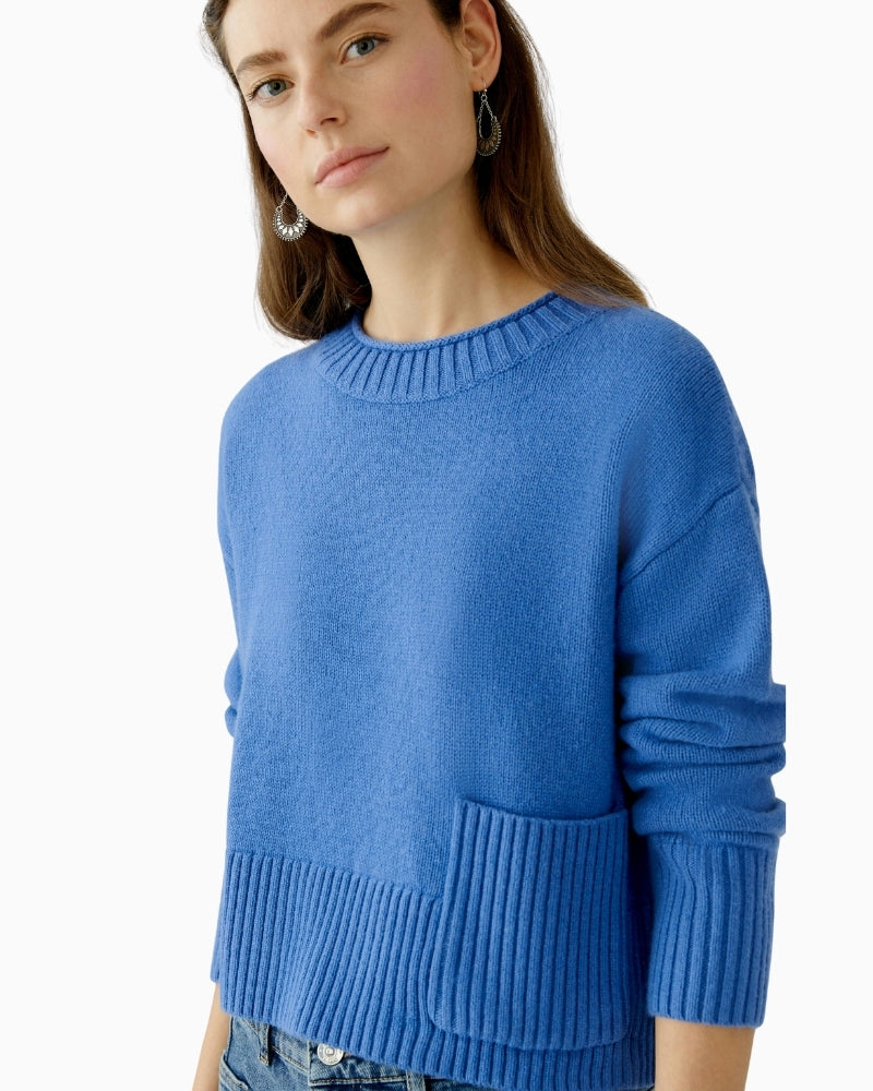 Close-up of rib neckline with rolled edge in blue knit