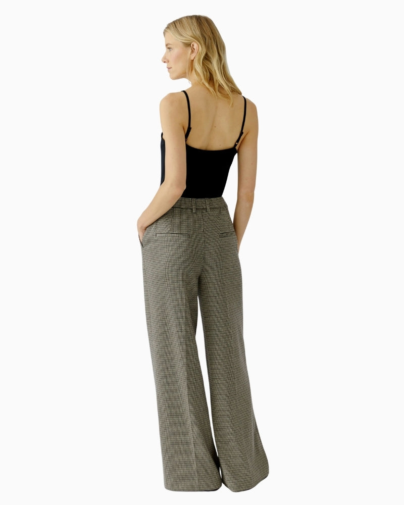 Back view of Oui jersey trousers with decorative pockets and tailored finish