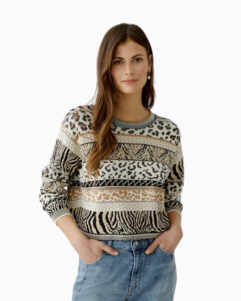 Off-white and black jacquard knit pullover by Oui with crew neck and cropped fit