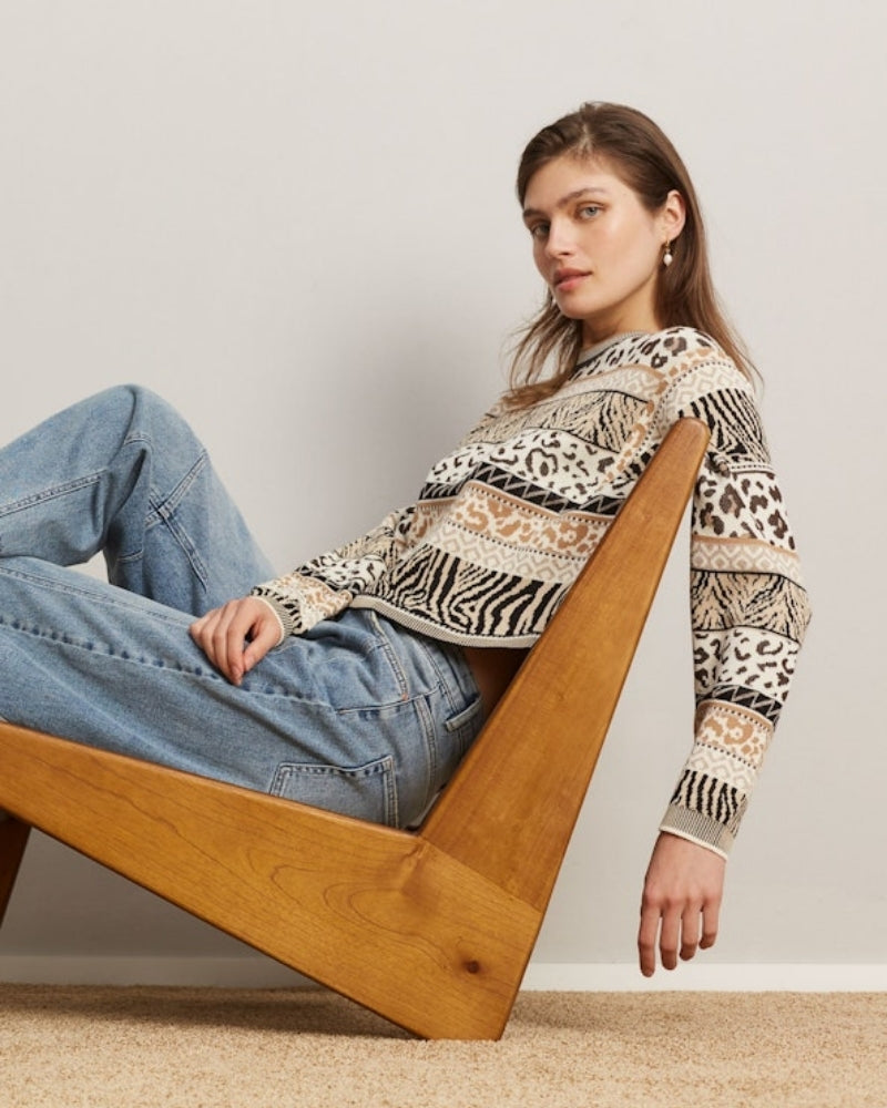 Oui cropped pullover in soft cotton blend with black accents and classic crew neckline