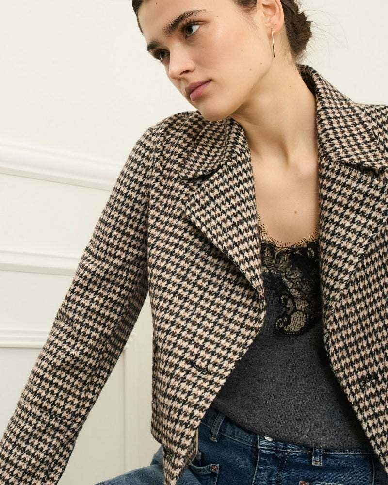 Oui women’s soft blazer in light stone with cropped length, patch pockets and relaxed tailored shape