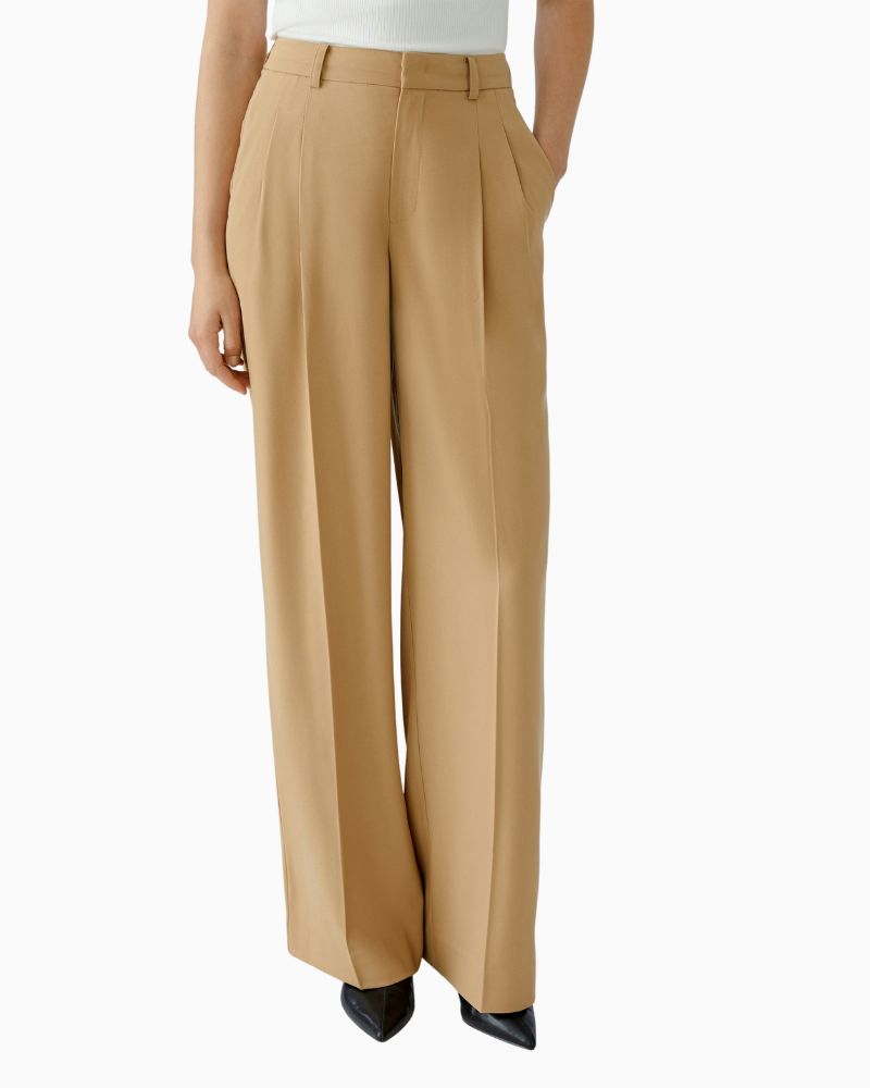 Oui pleated trousers in slightly caramel twill with relaxed fit and belt loops