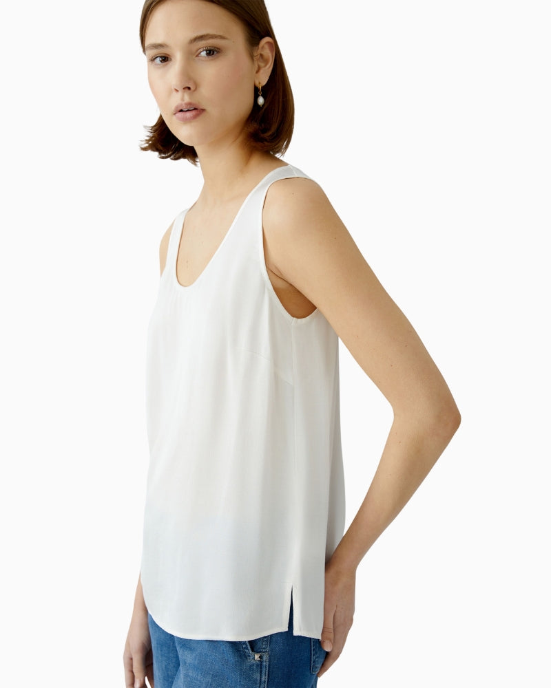 Side view showing piped finish and soft drape