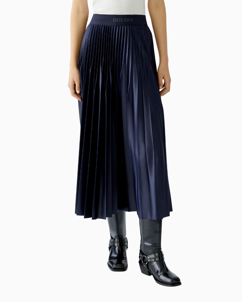 Oui pleated maxi skirt in dark blue with subtle glossy finish