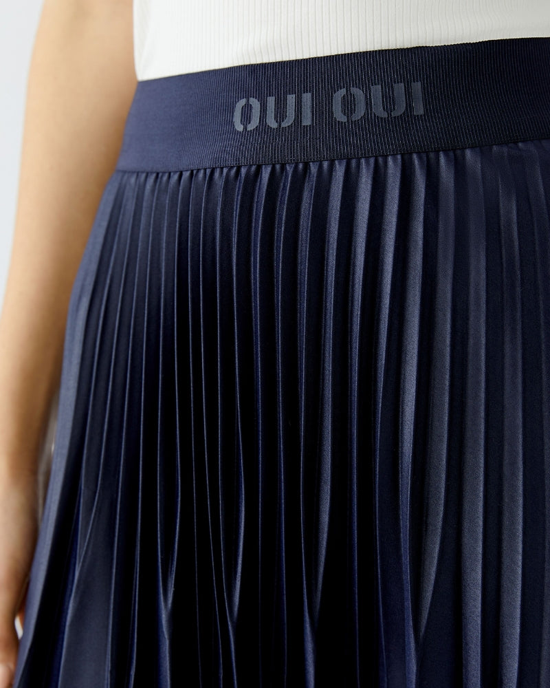 Close-up of wide elastic waistband with Oui logo detail