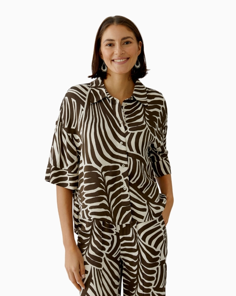 Oui printed viscose blouse dark brown off-white front view on model