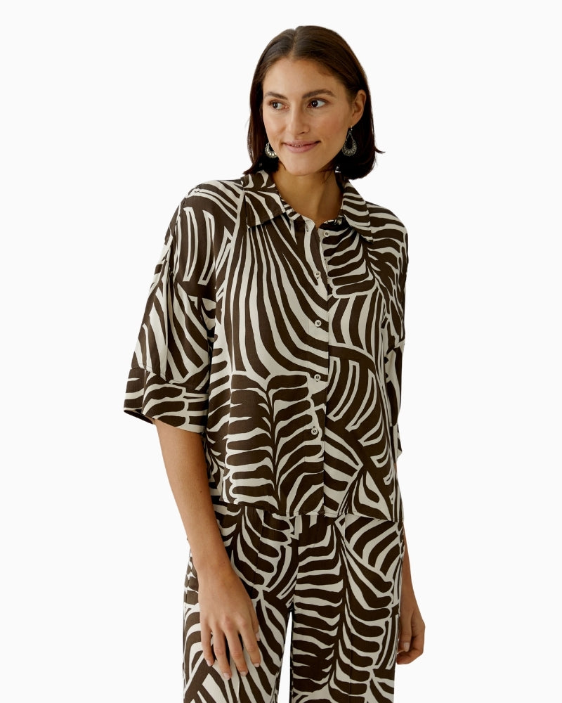 Oui printed viscose blouse dark brown off-white three-quarter view on model