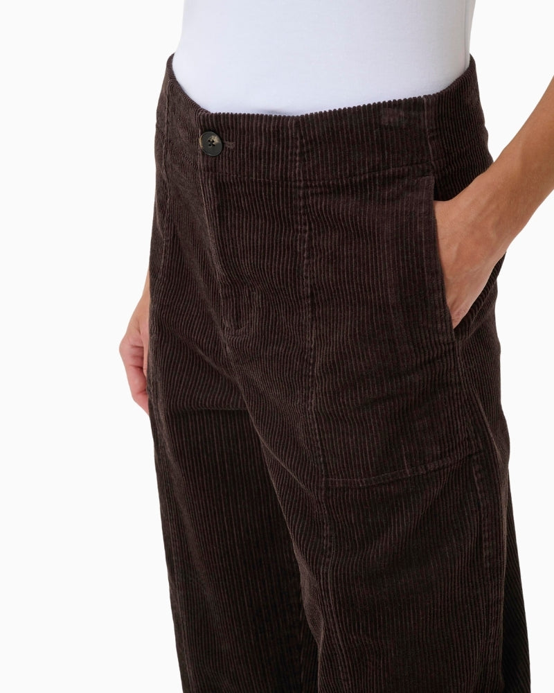 Close up of Cropped mid-rise trousers in soft cotton corduroy with clean front finish