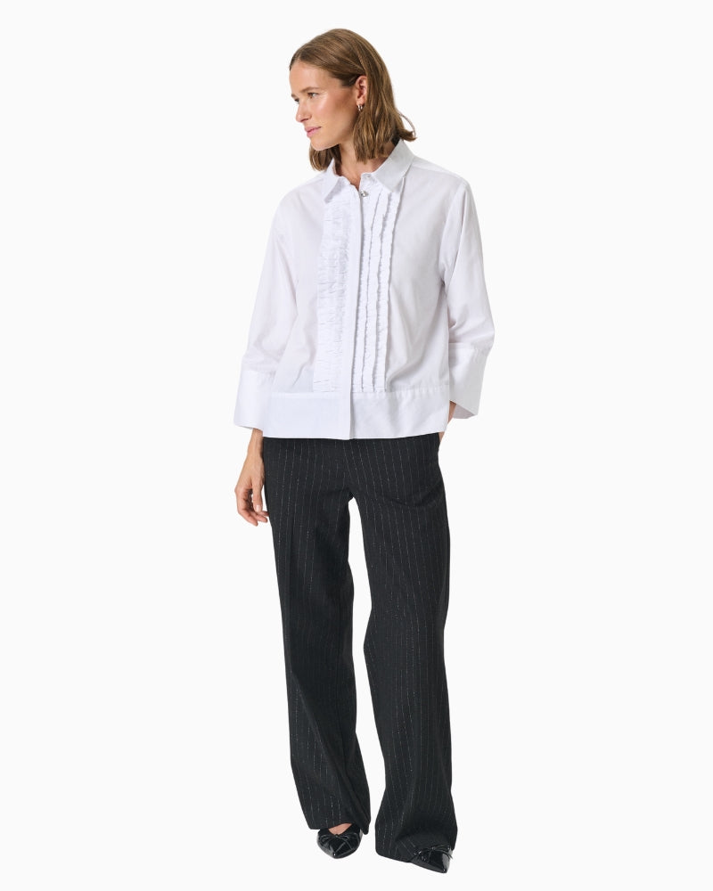 Model wearing VinnyPW shirt with mid-rise jeans for a casual outfit look